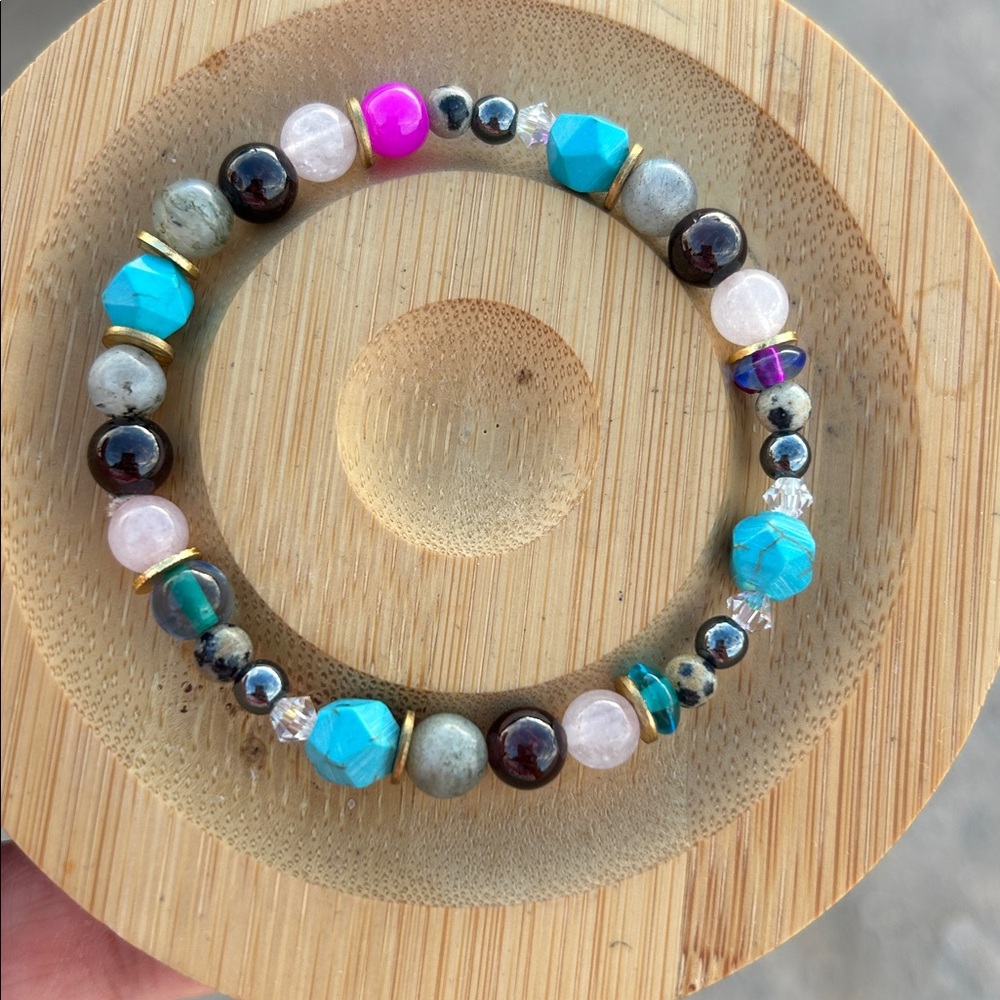 Handmade Howlite+ Labradorite+ Garnet+ Rose Quartz+ Dalmatian Jasper bracelet - Picture 3 of 5